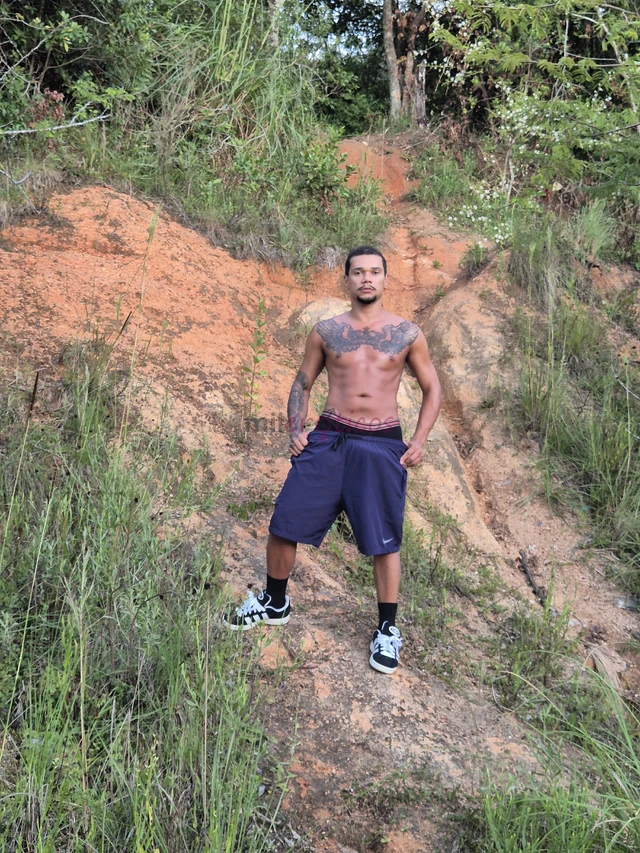 Macho tatuado boa pinta coxas grossas corpo comum pauzudo grosso gozador boa cia para casais voce que gosta de assistir sua mina levando de outro mano...