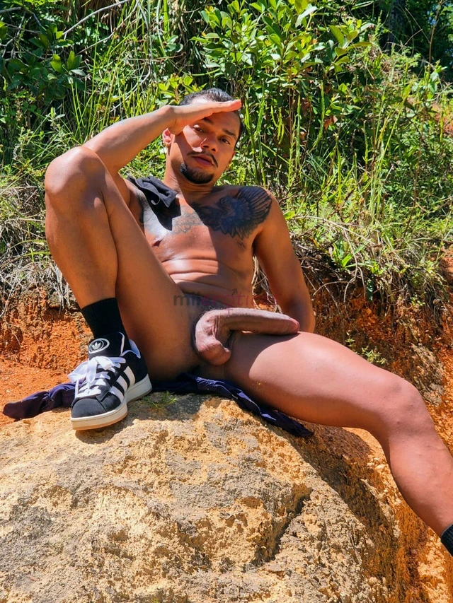 Macho tatuado boa pinta coxas grossas corpo comum pauzudo grosso gozador boa cia para casais voce que gosta de assistir sua mina levando de outro mano...