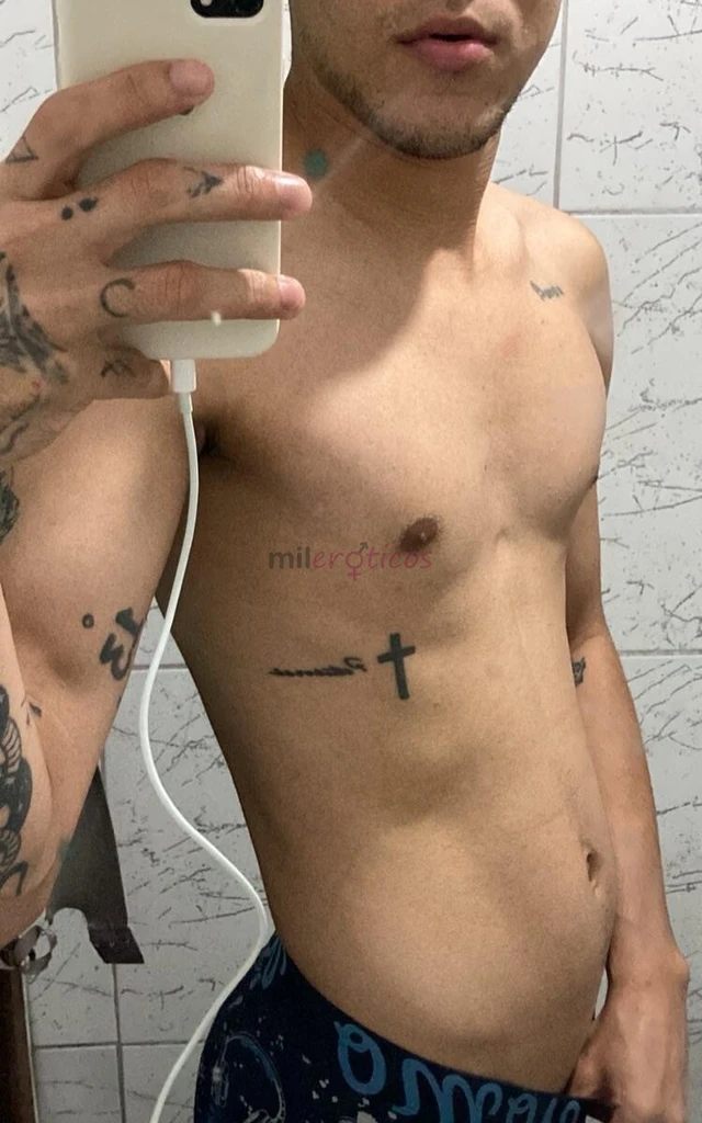 Ola sou emir cubano em curitiba disposto a complacer sus fantasias faco massagem relaxante descontructurante e tantrico tambem curto fantasias de casa...