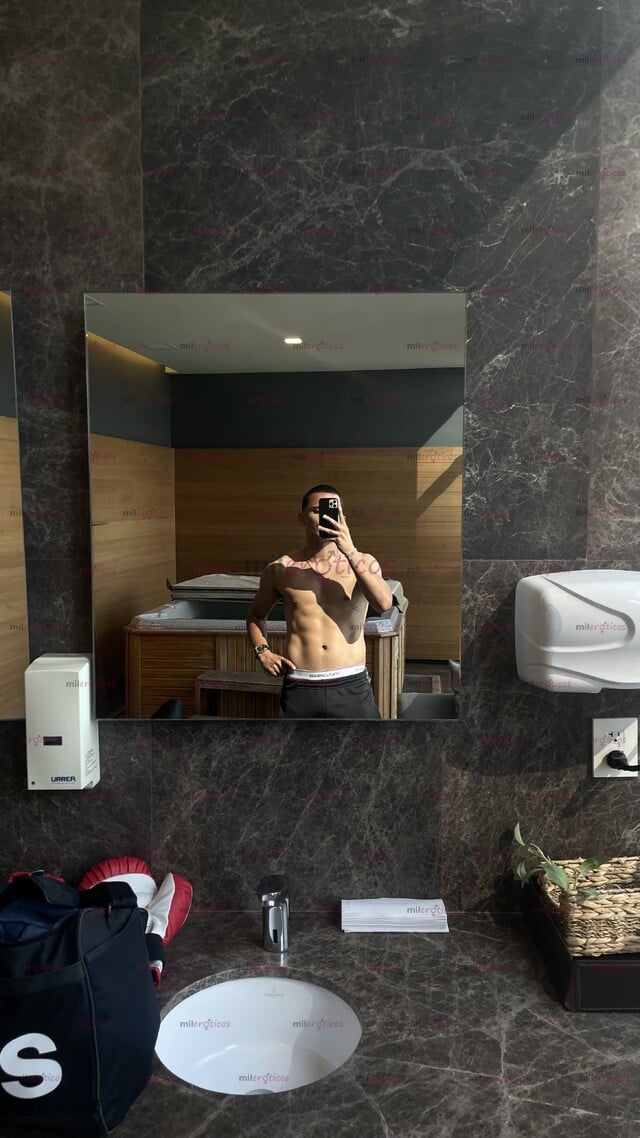 FOTOS DE MORENO SEXY CON 1.75 DE ALTURA, DEFINIDO, CUERPO ATLÉTICO Y 18 CM REALES.