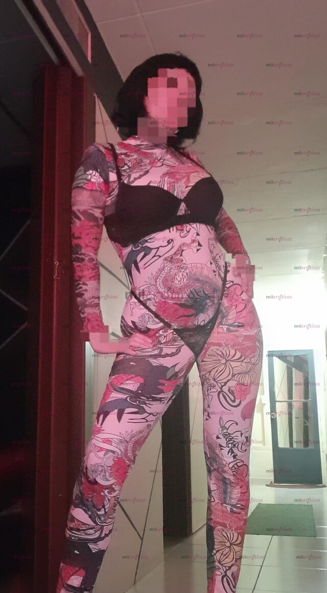 FOTOS DE MODELO SÚPER TATUADA CON PIERCINGS ERÓTICOS