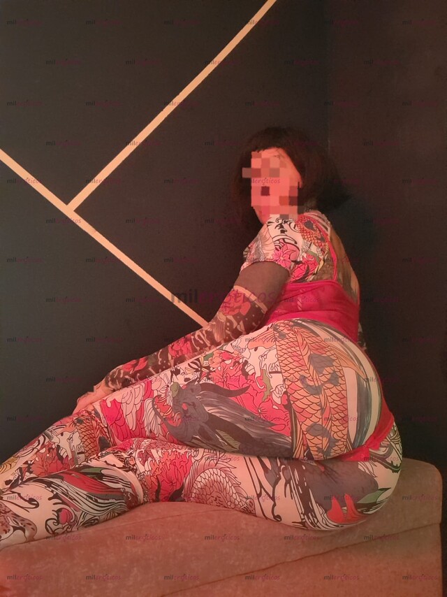 FOTOS DE MODELO SÚPER TATUADA CON PIERCINGS ERÓTICOS