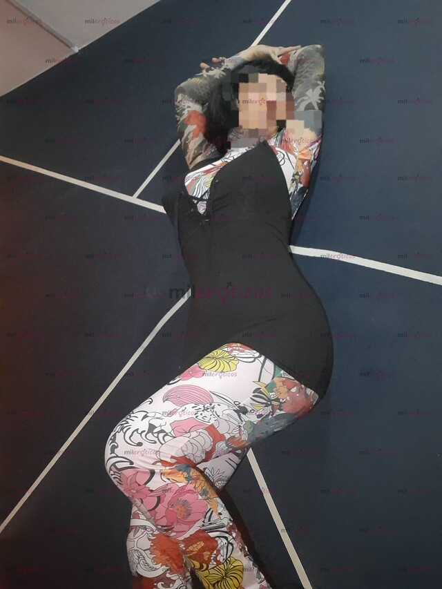 FOTOS DE MODELO SÚPER TATUADA CON PIERCINGS ERÓTICOS