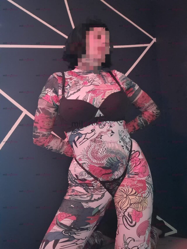 FOTOS DE MODELO SÚPER TATUADA CON PIERCINGS ERÓTICOS