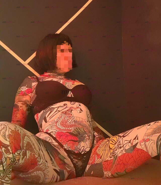 FOTOS DE MODELO SÚPER TATUADA CON PIERCINGS ERÓTICOS