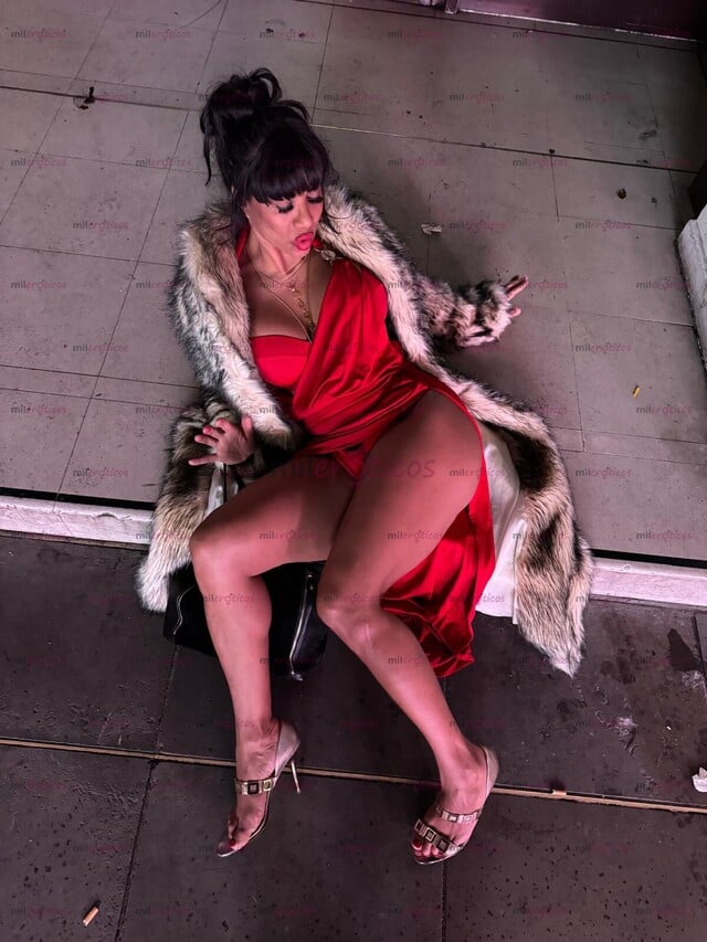 FOTOS DE A KINKY SENSUAL WOMAN, WHO LOVES TO DRIVE SUBMISSIVE MEN WILD.