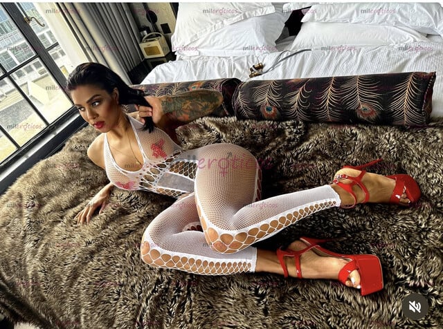 FOTOS DE A KINKY SENSUAL WOMAN, WHO LOVES TO DRIVE SUBMISSIVE MEN WILD.