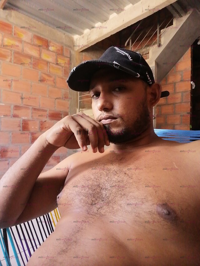 FOTOS DE MORENO CALIENTE CON GANAS DE PASARLA BIEN Y SATISFACER TODOS SUS FETICHES