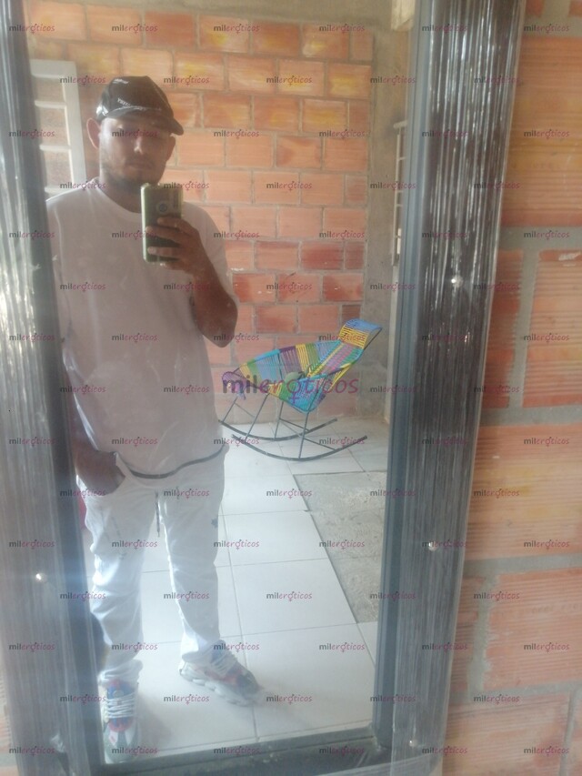 FOTOS DE MORENO CALIENTE CON GANAS DE PASARLA BIEN Y SATISFACER TODOS SUS FETICHES