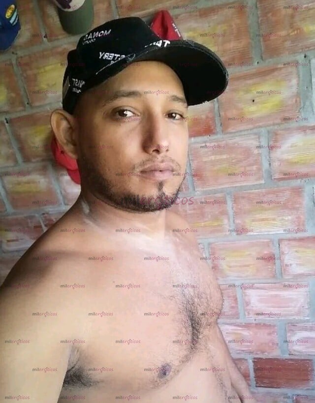 FOTOS DE MORENO CALIENTE CON GANAS DE PASARLA BIEN Y SATISFACER TODOS SUS FETICHES