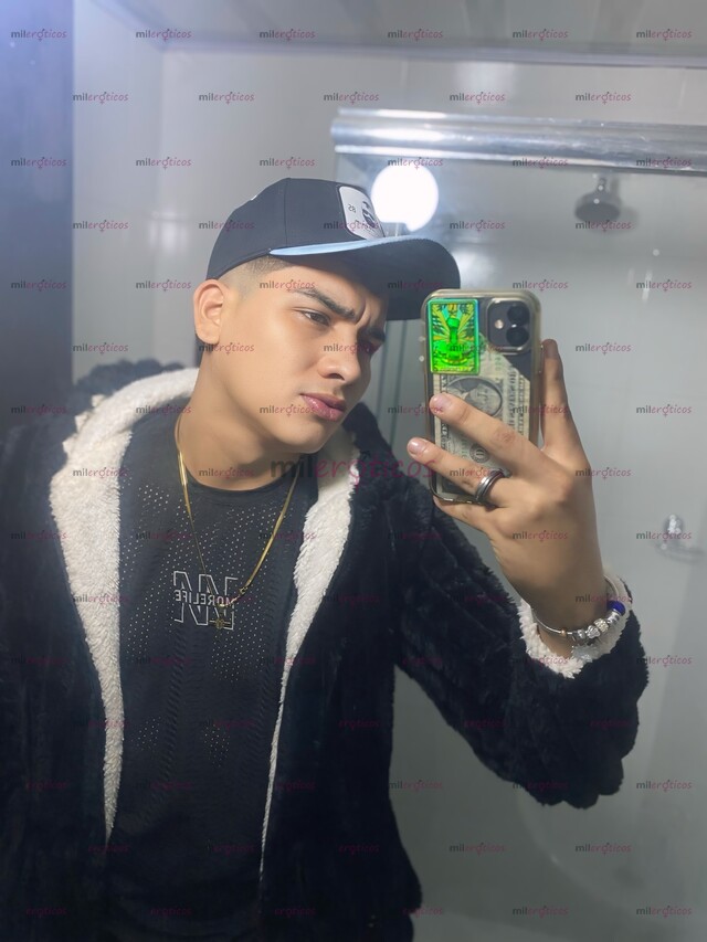 FOTOS DE JOVEN RELAJADO SERIO, CON GANAS DE HACER LO QUE MÁS TE GUSTA