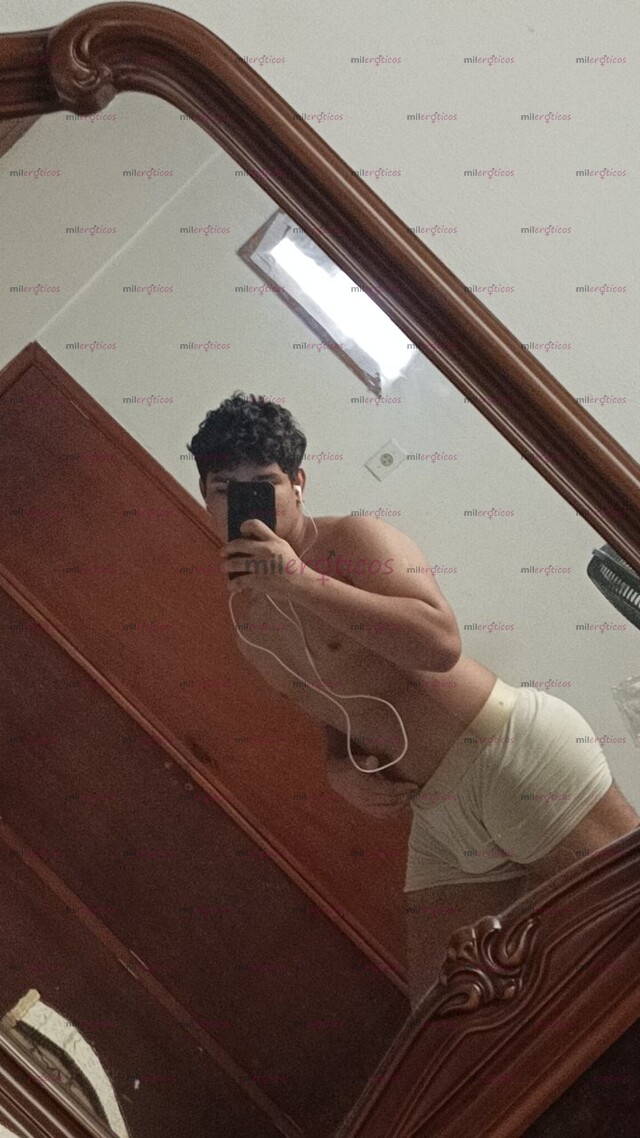 FOTOS DE CHICO MORENO ABIERTO A A EXPERIMENTAR DE TODO UN POCO