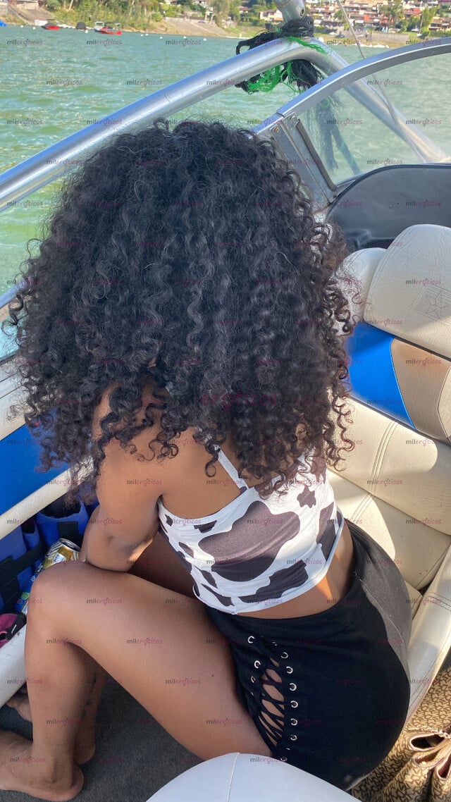 FOTOS DE DOMINICANA ,PELO CHINO , CUERPO NATURAL VOLUPTUOSO ,CARIÑOSA Y CON BUENA PLATICA