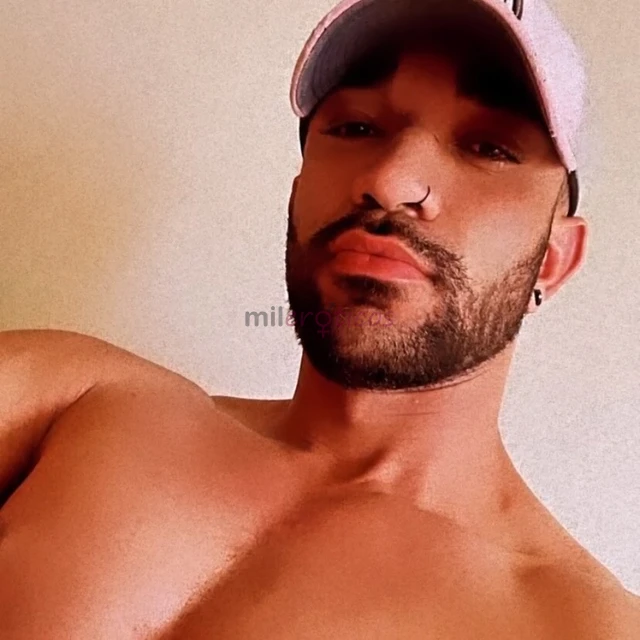 Moreno alto boa aparencia cheiroso venha me conhecer e realizar seus desejos tendo casais mulheres com real interesse em contratar meus servicos entao...