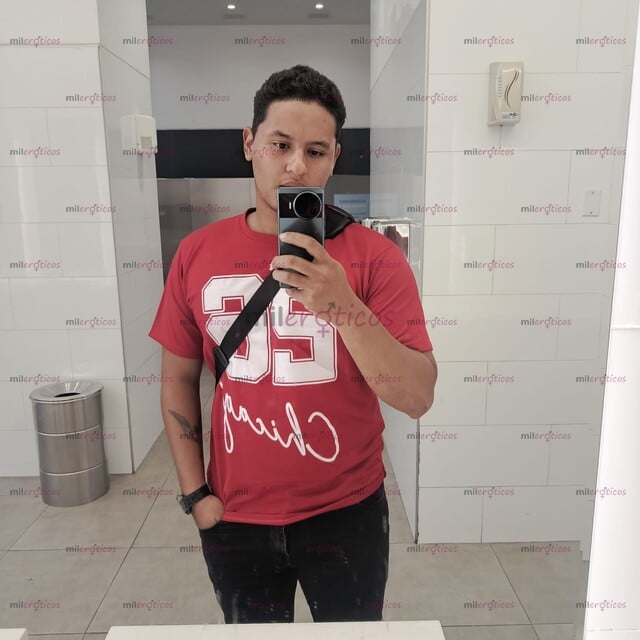 FOTOS DE HOMBRE JOVEN, COMPLACIENTE, DETALLISTA, CONVERSADOR, ATENTO Y COMPRENSIVO.