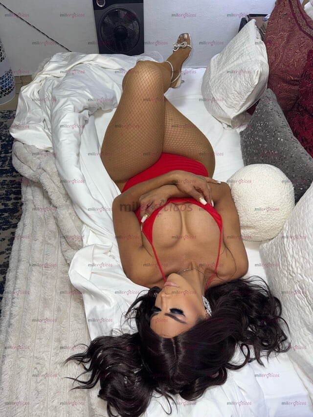 FOTOS DE VISITANDO POR POCOS DÍAS , HERMOSA NALGONA Y TETONA SÚPER CACHONDA