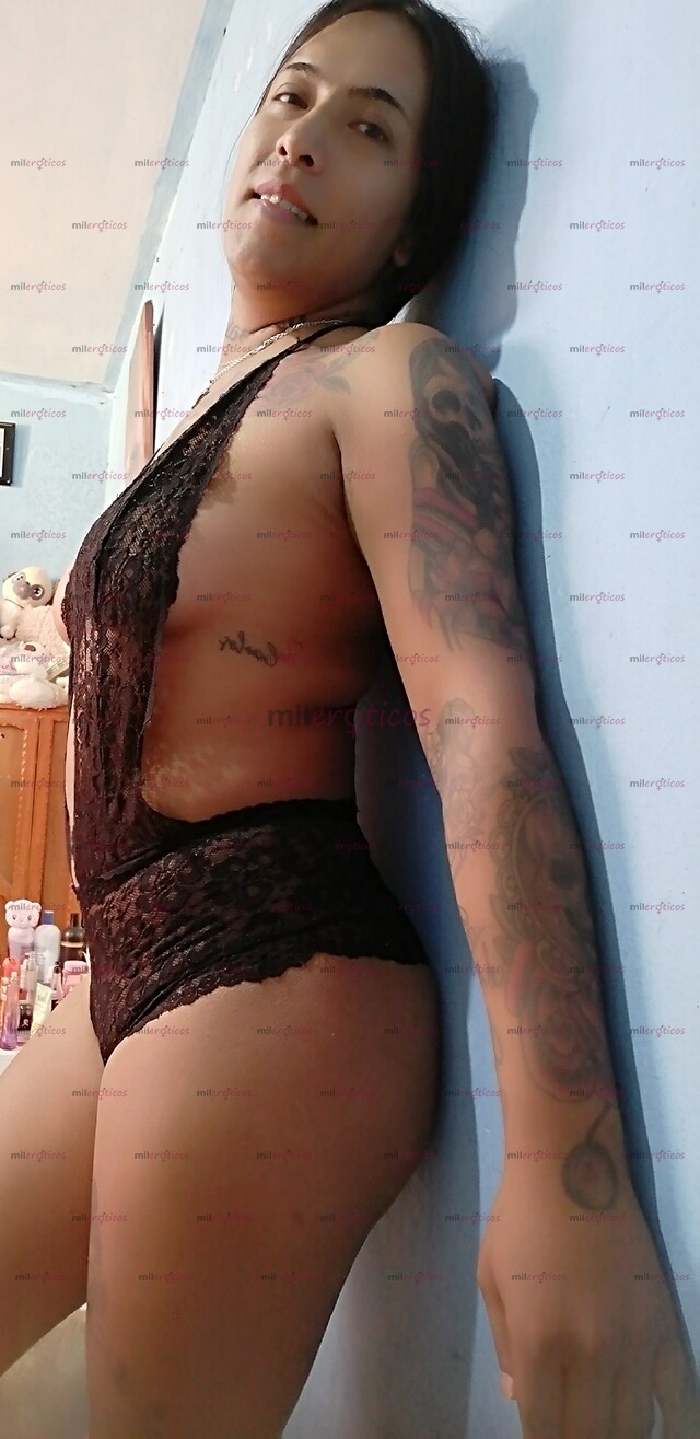 FOTOS DE MORENASA CON AROMAR A FLORES Y SEDUCTORA CAPAS DE COMPLASERTE LASERTE