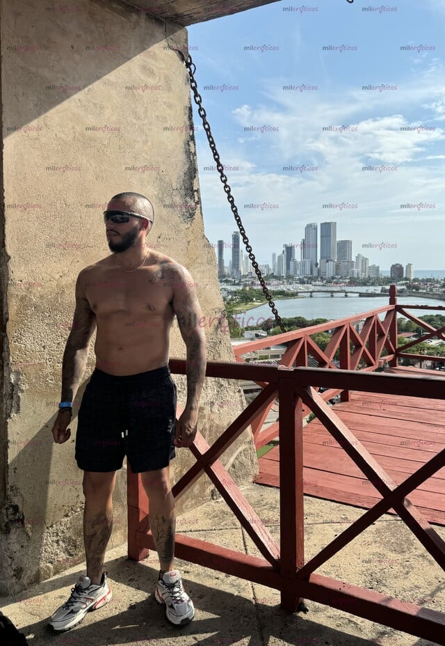 FOTOS DE CHICO LATINO SERIO MACHO Y DISCRETO DE PASO POR LA CIUDAD !!