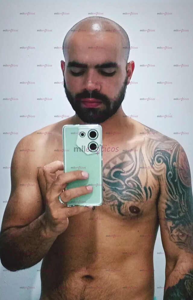 FOTOS DE HOMBRE MASCULINO, TRIGUEÑO, TATUADO, VELLUDO Y MUY COMPLACIENTE