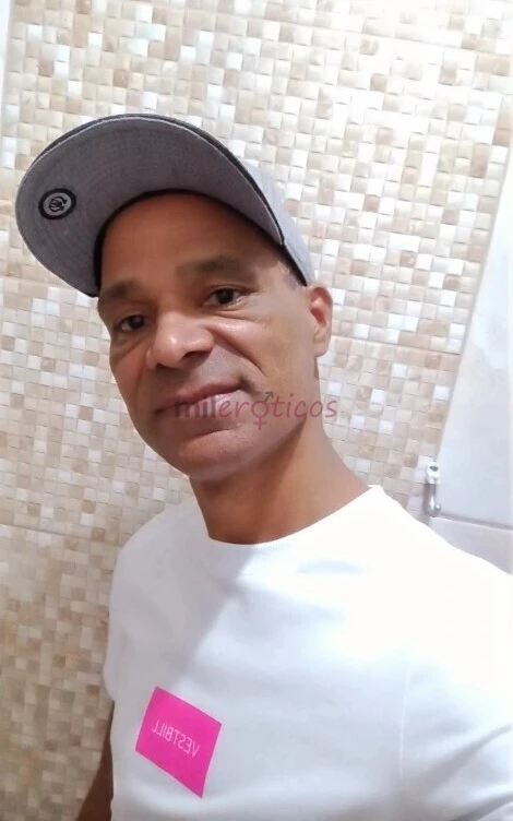 Pra que nos prender em relacionamentos preto e branco se podemos ter uma bela amizade colorida aqui e o moreno simpatico carinhoso gentil e cheio de a...