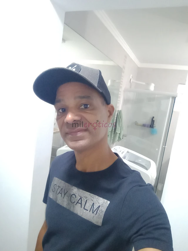 Pra que nos prender em relacionamentos preto e branco se podemos ter uma bela amizade colorida aqui e o moreno simpatico carinhoso gentil e cheio de a...