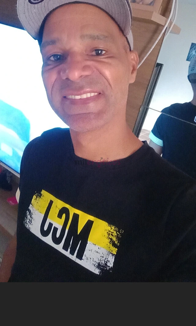 Pra que nos prender em relacionamentos preto e branco se podemos ter uma bela amizade colorida aqui e o moreno simpatico carinhoso gentil e cheio de a...