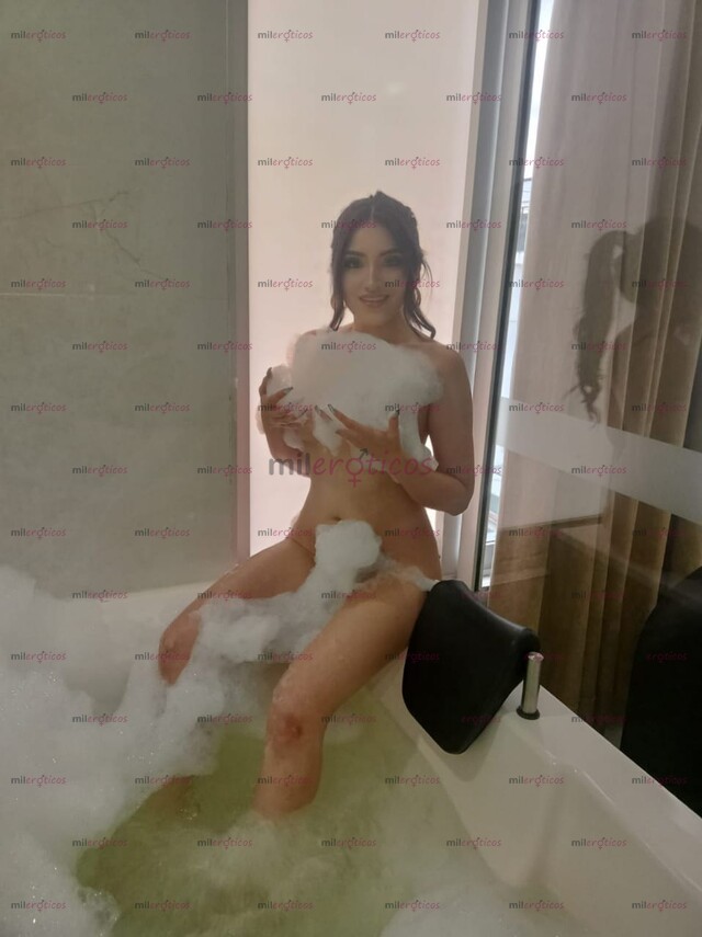 FOTOS DE HERMOSA DAMA DE FIGURA DELGADA SENOS NATURALES Y LARGA CABELLERA EN CHAPINERO