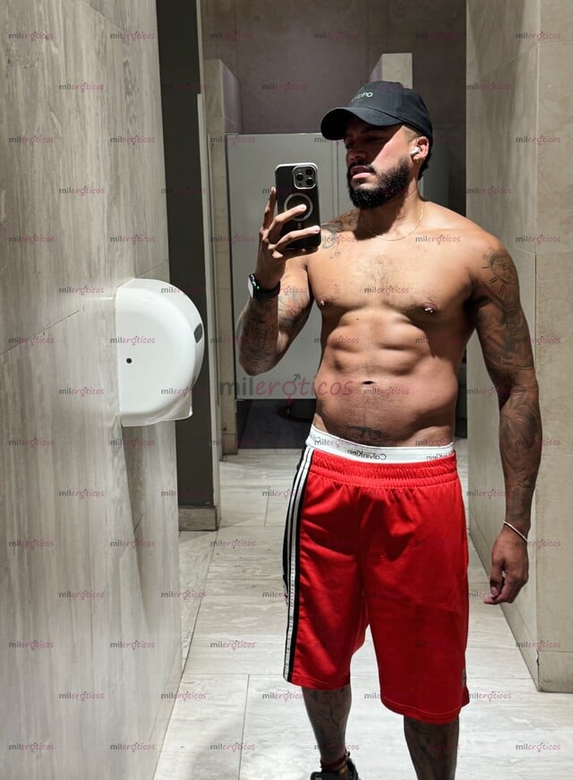 FOTOS DE CHICO LATINO SERIO MACHO Y DISCRETO DE PASO POR LA CIUDAD !!