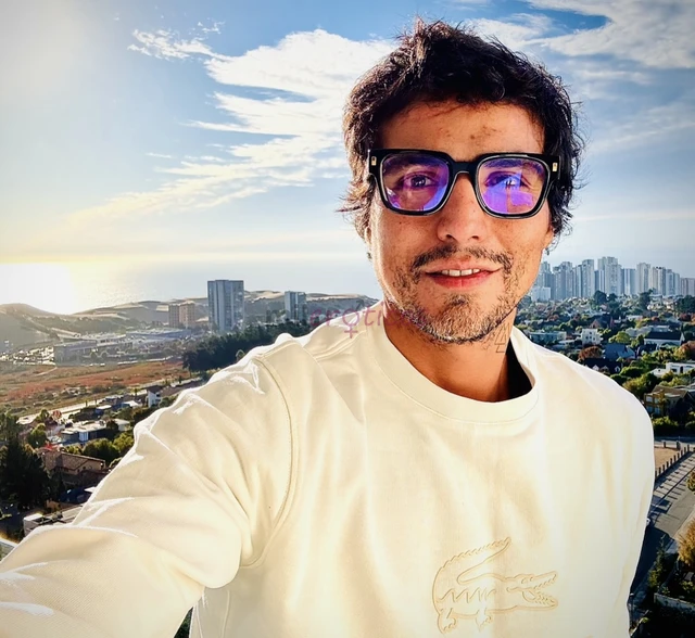 Comenzando a vivir una nueva experiencia profesional dos carreras con mucho tema cultural arte viajes despues una rica cenar con una copa de vino lo n...