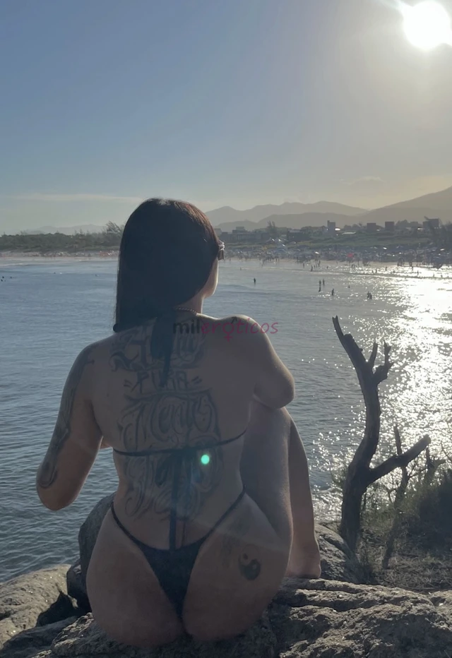 Aqui a putaria rola solta eu realizo todos os teus fetiches tenho 25 anos loirinha peituda bem naturalzinha tatuada e gostosa aceito acompanhantes vou...