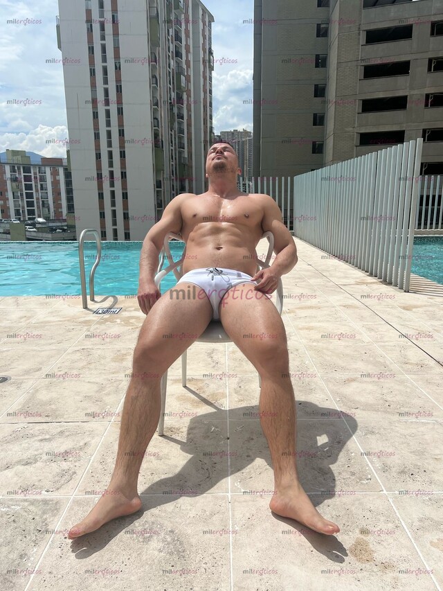 FOTOS DE MAX JOVEN DEPORTISTA ATLÉTICO VERSÁTIL COMPLACIENTE