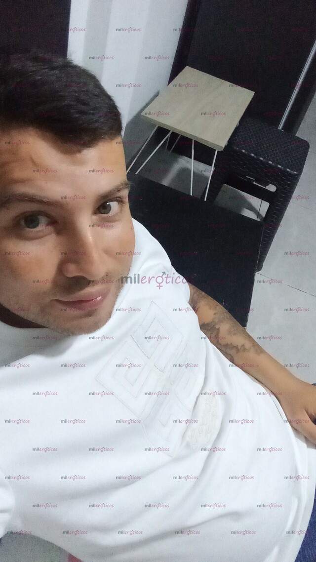 FOTOS DE COMPLACIENTE TOTAL SERIO Y ASEADO ME GUSTA LOS TRÍOS SI SE TRATA