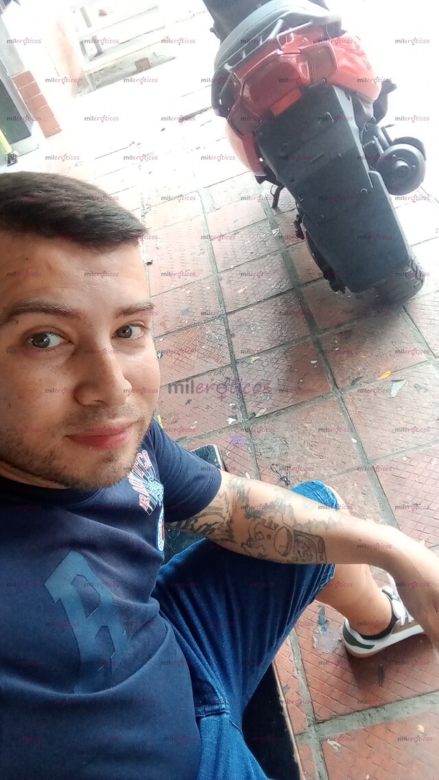 FOTOS DE COMPLACIENTE TOTAL SERIO Y ASEADO ME GUSTA LOS TRÍOS SI SE TRATA