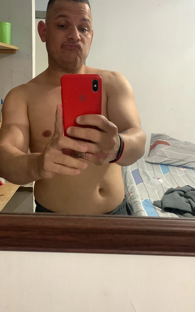 Soy complaciente puedo complacerte de muchas formas solo escribeme y puedo complacerte mucho busco tambien alguien que me quiera y me consienta mucho...