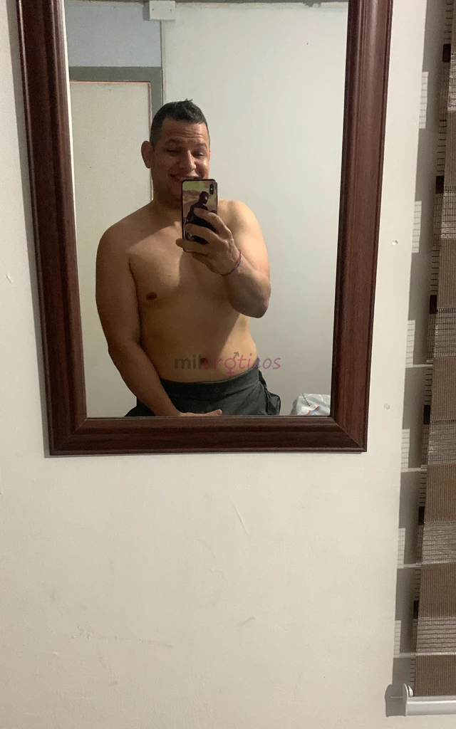 Soy complaciente puedo complacerte de muchas formas solo escribeme y puedo complacerte mucho busco tambien alguien que me quiera y me consienta mucho...