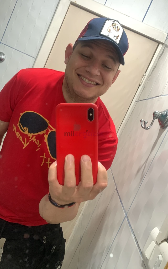 Soy complaciente puedo complacerte de muchas formas solo escribeme y puedo complacerte mucho busco tambien alguien que me quiera y me consienta mucho...