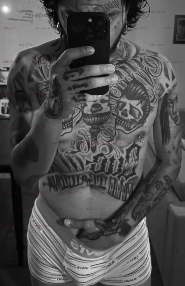 FOTOS DE TATUADO MORENO, CON PERLAS Y LENGUA BIFURCADA