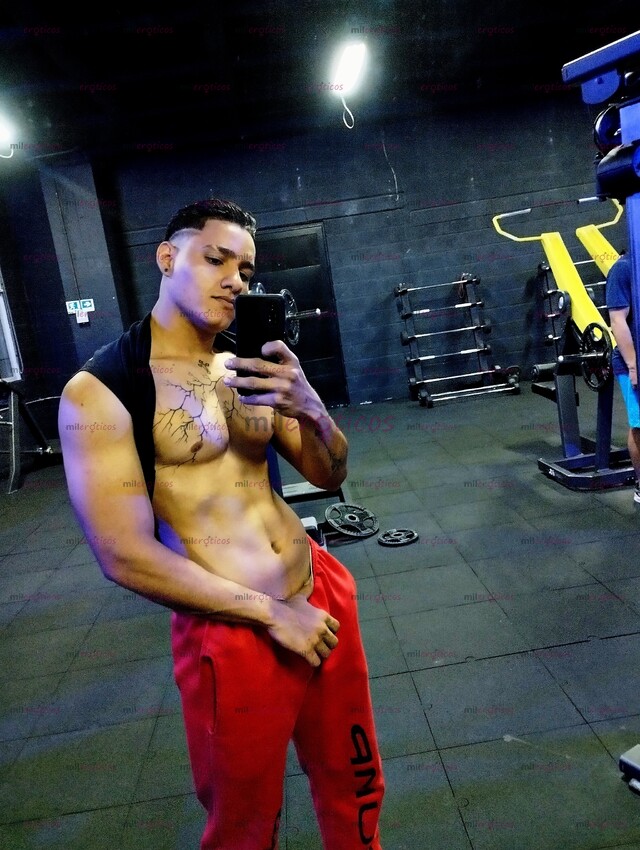 FOTOS DE CHICO HETERO CON UNA VERGA DE 23CM Y GANAS DE PASARLA BIEN