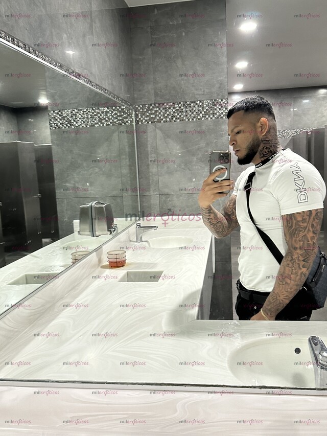 FOTOS DE MACHO DOMINANTE SEXY MUSCULOSO TATUADO BIEN DOTADO