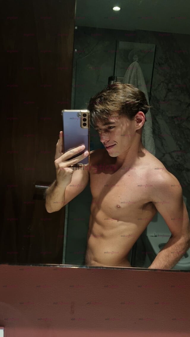 FOTOS DE UN TWINK POR EL MUNDO. ESCRIBEME Y PASEMOS UN RATO JUNTOS.