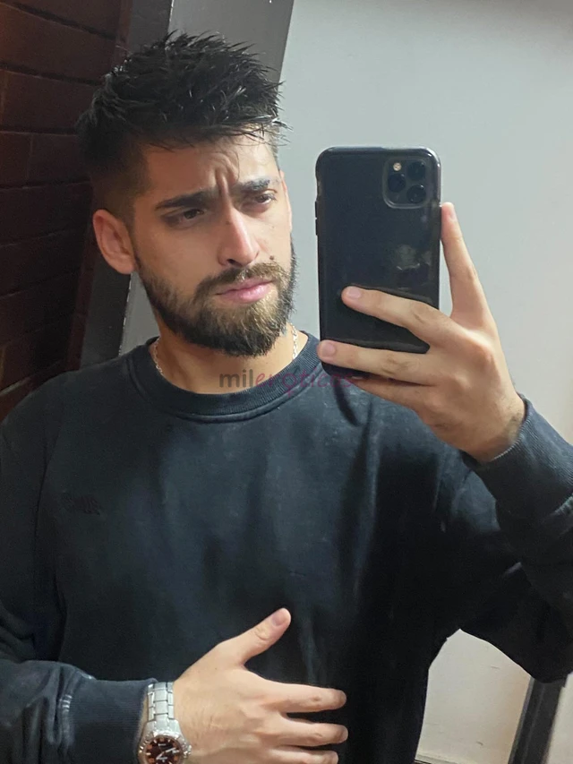 Chico varonil 25 anos chileno act con lugar 24 horasdiscreto simpatico morbos y fiestero cuanto con disponibilidad y buena ubicacion a pasos del metro...