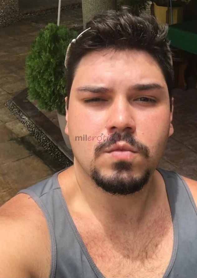 Ola sejam bem vindos ao meu perfil me chamo samuel tenho 24 anos 1 81 m de altura corpo padrao sou branco tenho cabelos pretos trabalho com massagens...
