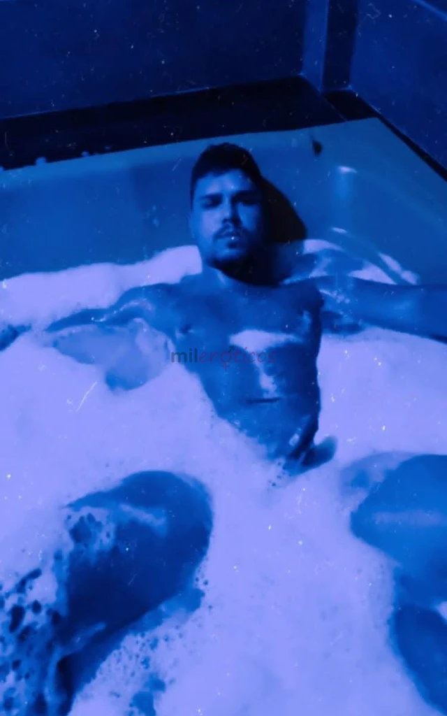 Ola sejam bem vindos ao meu perfil me chamo samuel tenho 24 anos 1 81 m de altura corpo padrao sou branco tenho cabelos pretos trabalho com massagens...