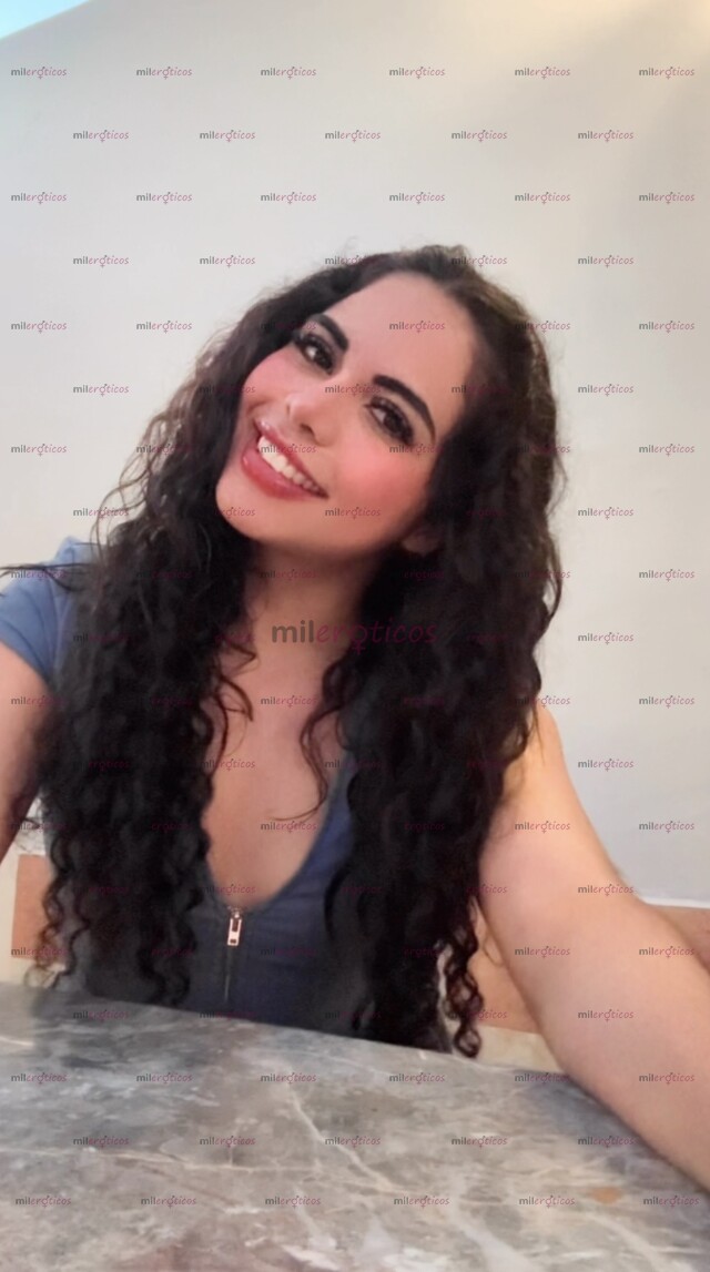 FOTOS DE HERMOSA PELINEGRA, MIS RIZOS TE CAUTIVARÁN SOY PETIT Y HERMOSA