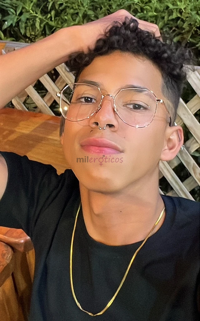 Hola soy un chico de 22 anos moreno delgado mido 1 70 cm24 cmme gusta dominar y follar duro hasta prenar culos me encanta ver como se ahogan chupando...