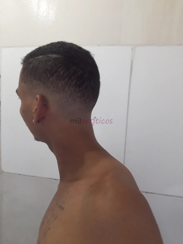 Muita satisfacao porque prazer so na cama e comigo sou moreno da cor do pecado e que pecado viu olhos castanhos magro dividido com perna coxa barriga...