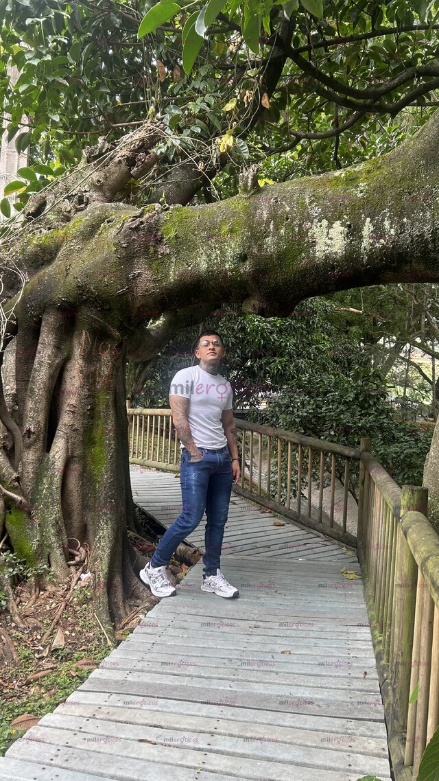 FOTOS DE ANDO DE PASO. MAN VERSÁTIL TATTUADO CON BUENA VERGA