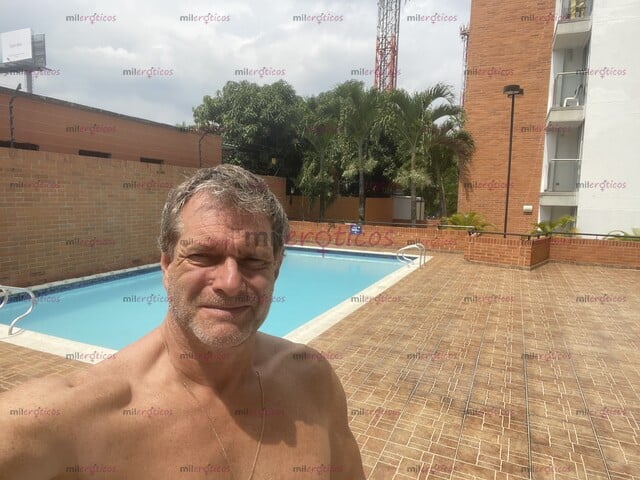 FOTOS DE HOLA CHICAS, SOY UN CHICO INGLÉS AQUÍ PARA SACARLES UNA GRAN SONRISA Y MÁS.