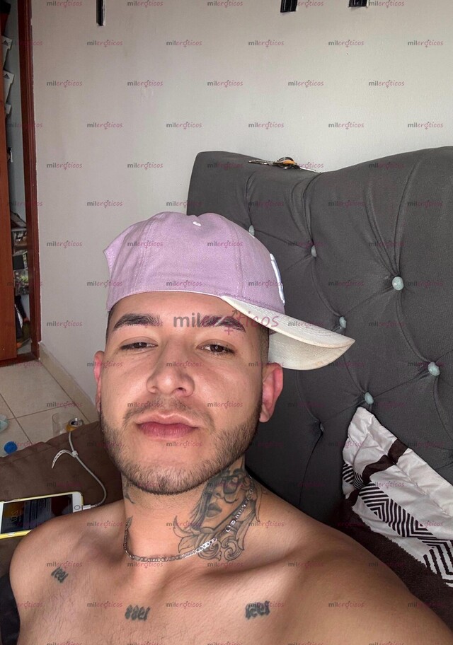 FOTOS DE JOVEN MACHO TATUADO SERIO, NUEVO EN LA CIUDAD