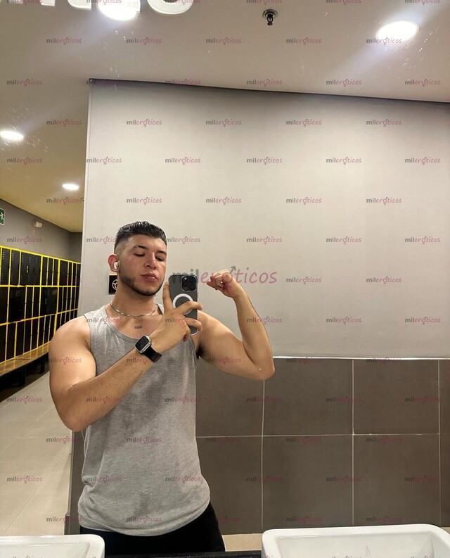 FOTOS DE JOVEN MACHO TATUADO SERIO, NUEVO EN LA CIUDAD